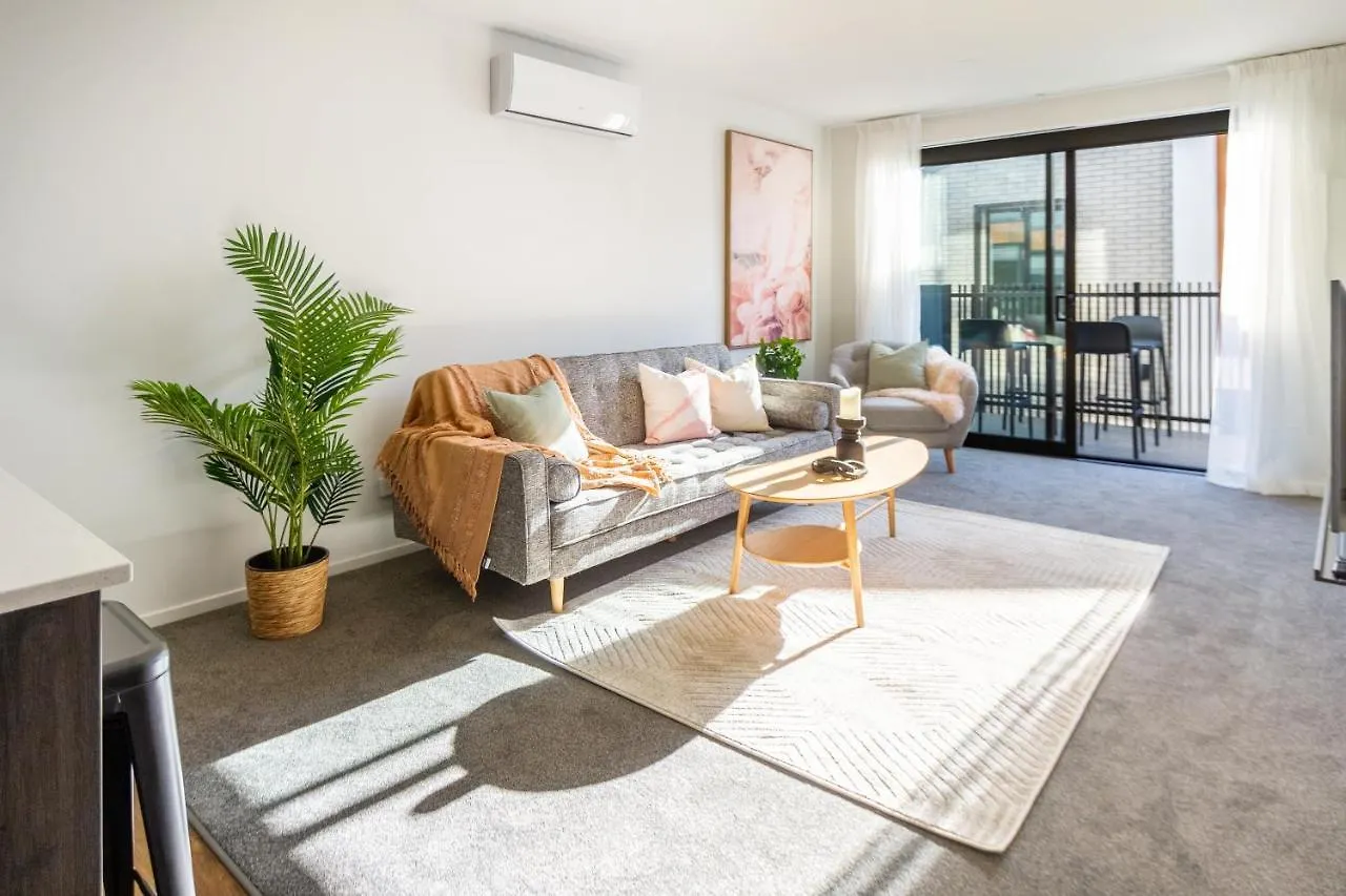 Cozy 3 Bedroom Near Hagley Park W/Garage location